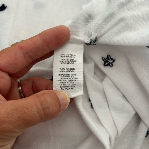 For The Republic Women’s White V-Neck T Shirt with Navy Stars Top Size 1X - Picture 5 of 7